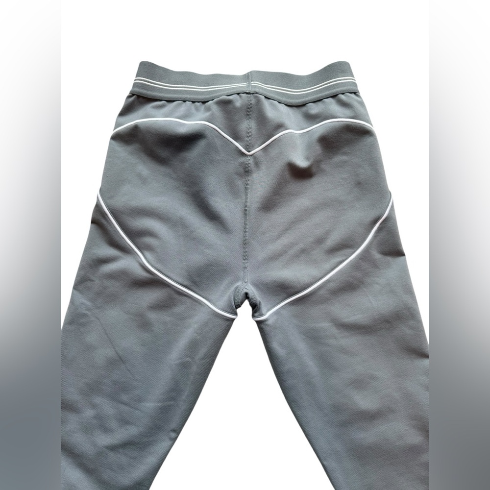 ALO YOGA Airbrush High-Waist Heart Throb Leggings in Steel Gray - Picture 5 of 13